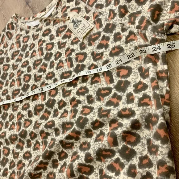 NWT Easel Medium Leopard Cheetah Print Top - Picture 5 of 9